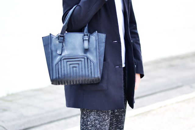 Belgian blogger, outfit post, flared, knit pants, trousers, h&m boyfriend blazer, longline blazer, h&m divded, v neck t-shirt, nike, air force one, air force 1, black, sneakers, low, zara tote bag, celine inspired, minimal outfit, black white, street style, inspiration, ootd