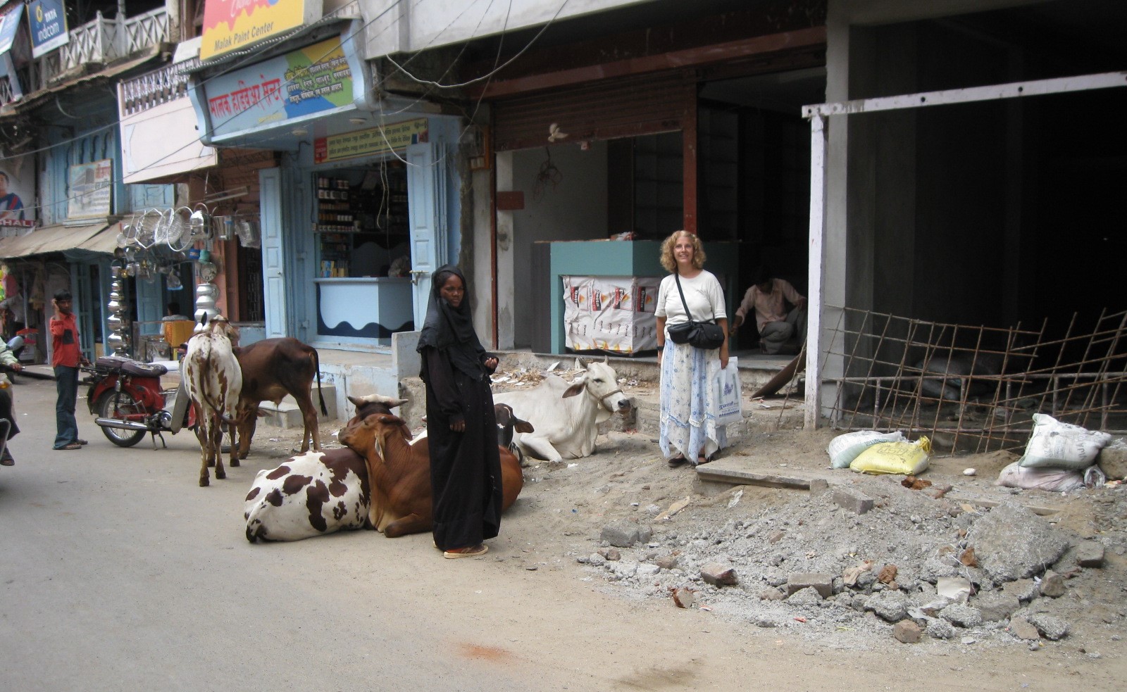 Aquí estoy en India con vacas que descansan tranquilas.