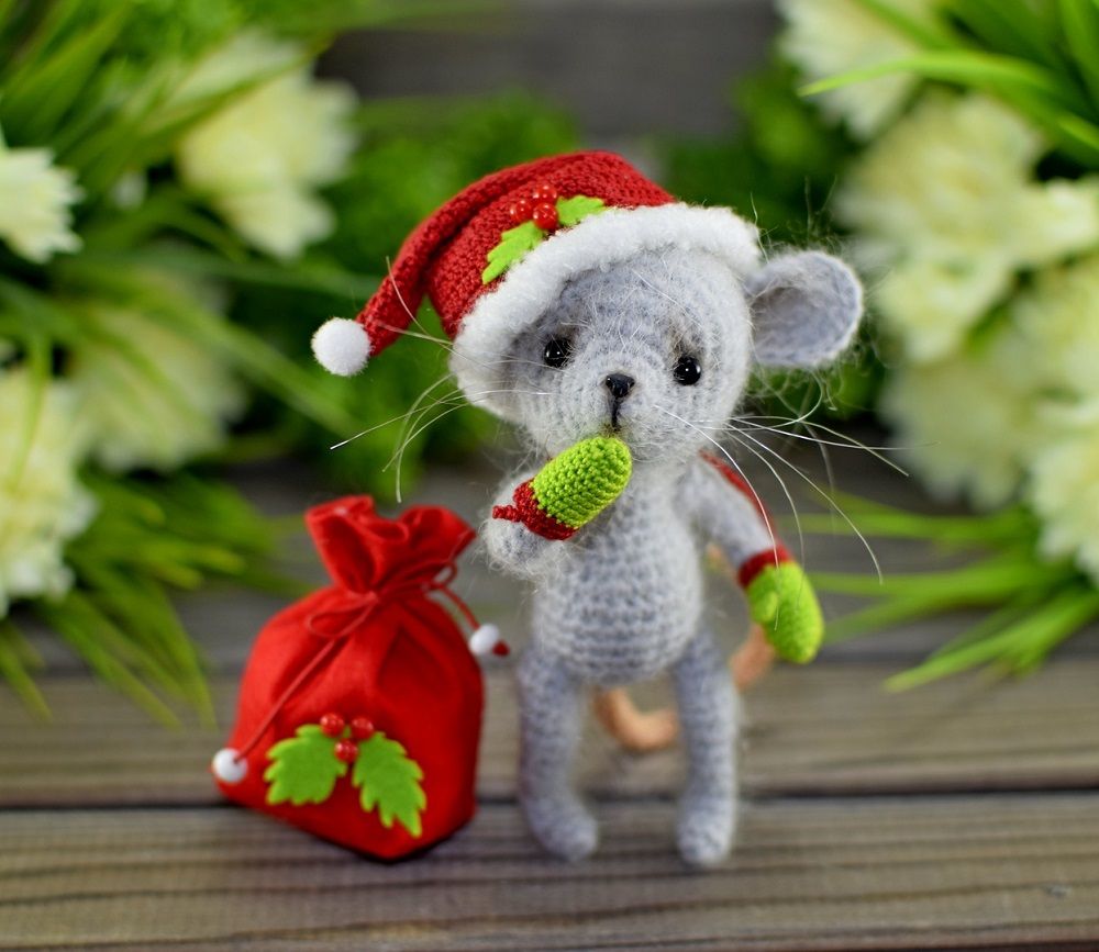 Новогодняя мышка амигуруми Новогодняя мышка амигуруми