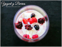 desayuno: yogurt y berries