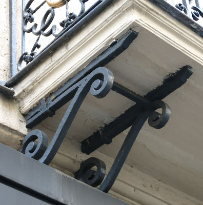 Console métallique du balcon du 21 rue Danielle-Casanova à Paris