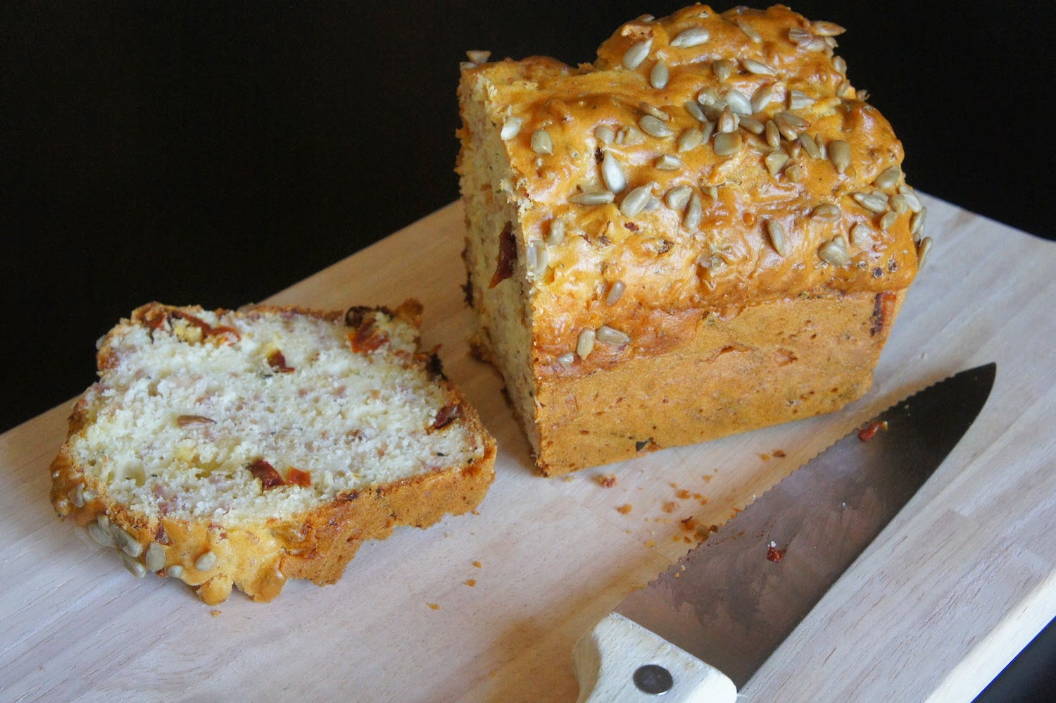 Gâteau au yaourt... salé aux lardons, comté et tomates séchées