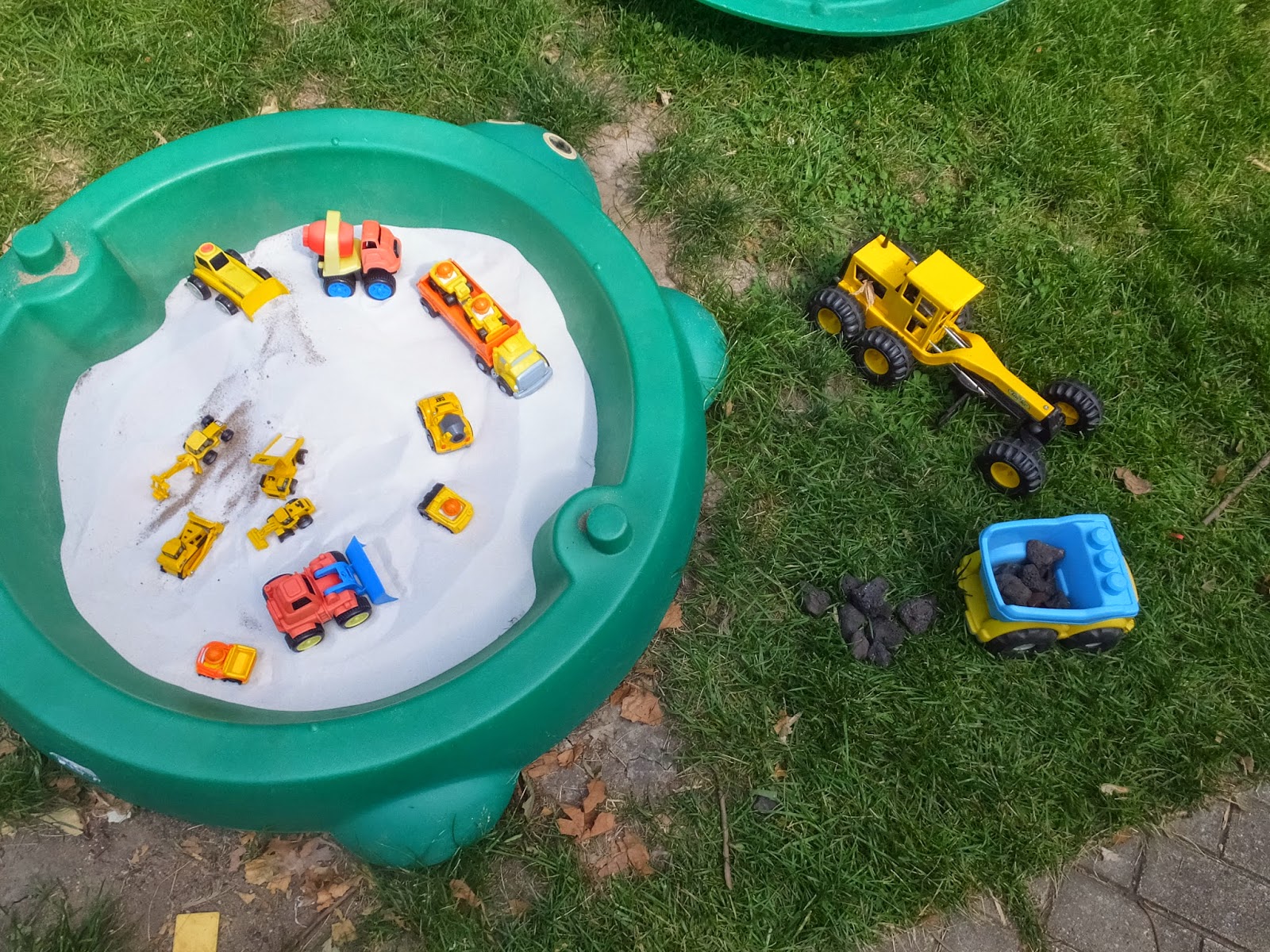 Kidspert Sensory Sandbox Construction Land