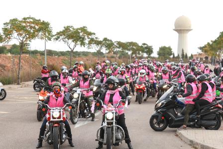 Cientos de chalecos rosas  recorren las carreteras de Mallorca  contra el cáncer de mama