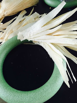 Corn husk wreath tutorial, The Style Sisters