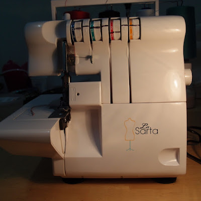 eight acres: how to thread an overlocker (La Sarta)