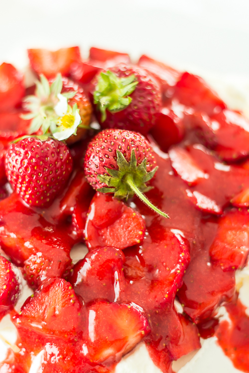 Amalie loves Denmark Pavlova-Torte mit Erdbeeren Amalie loves Denmark Pavlova-Torte mit Erdbeeren