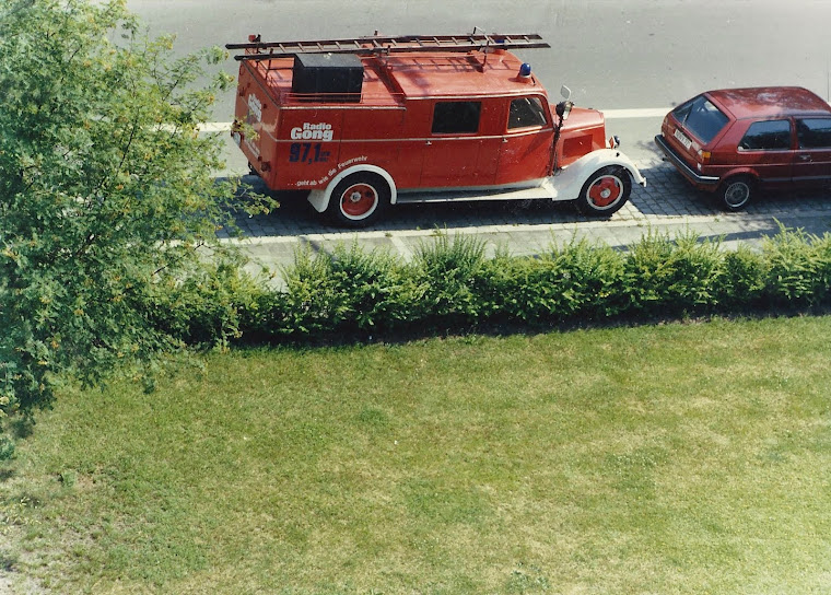 Werbe-Feuerwehr rot und VW-Golf als Normalfahrzeug rot