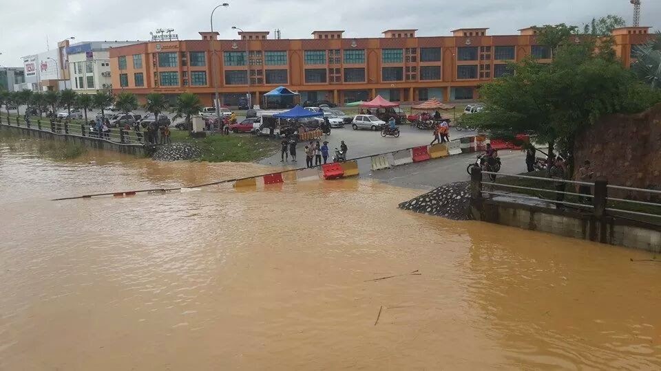 TERBARU!!KEADAAN BANJIR DI KELANTAN SEMAKIN BURU.  Media Online