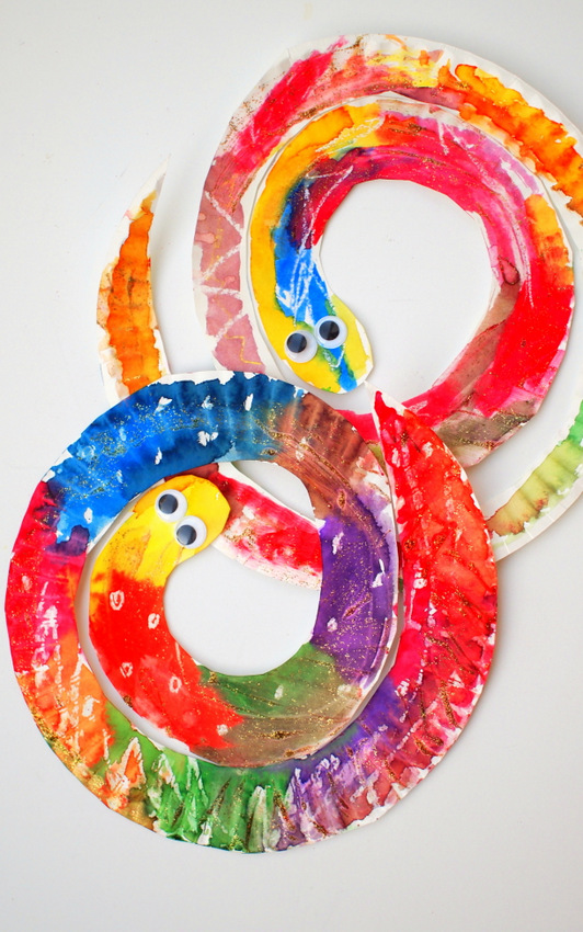 Easy and Colorful Paper Plate Snakes | Pink Stripey Socks