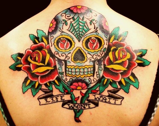 tatuaz roze czaszka wstega - Inspiracje: Tatuaże z motywem czaszki