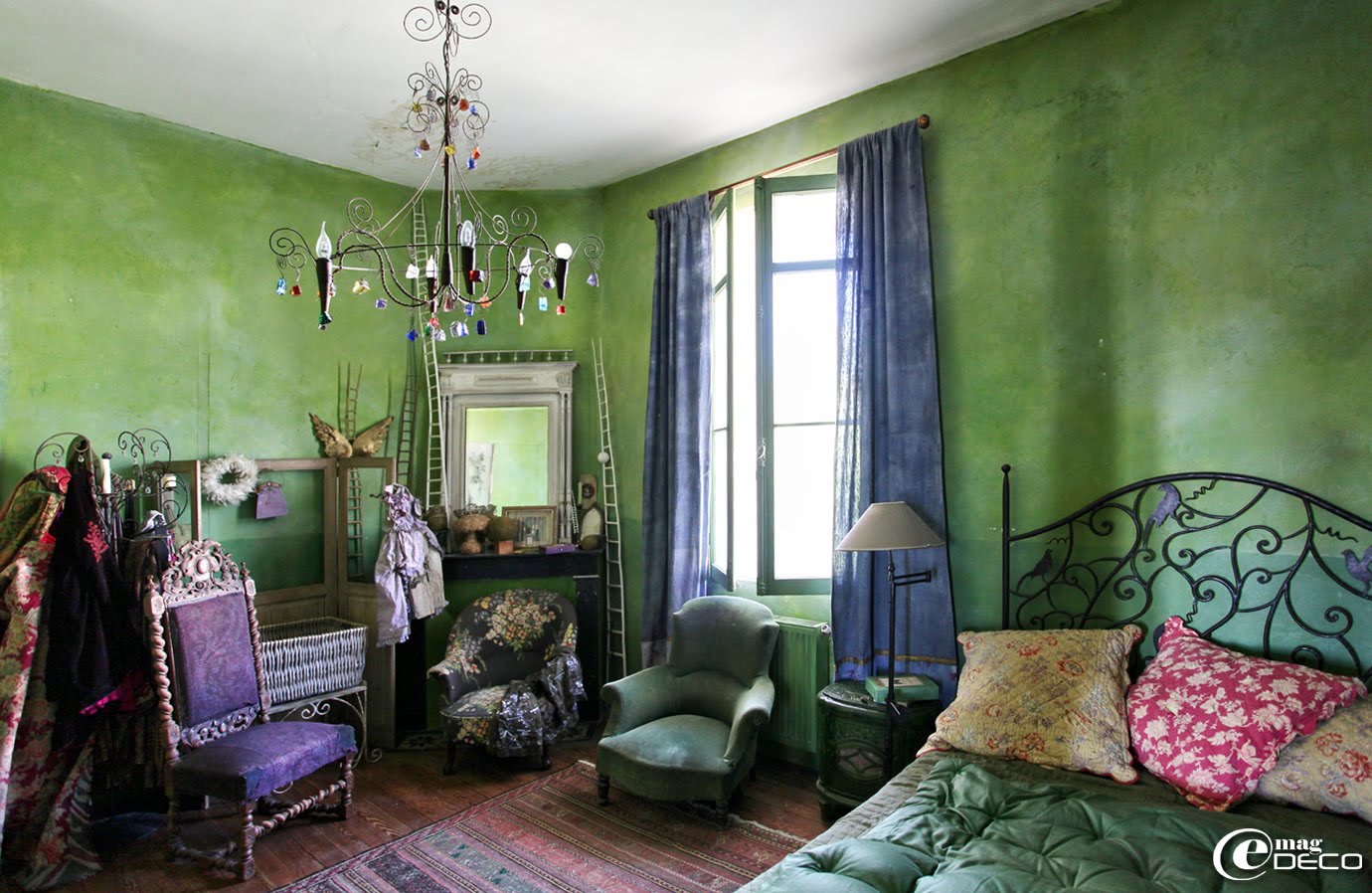Chambre à coucher chez Miss Clara peint dans un camaïeu de vert