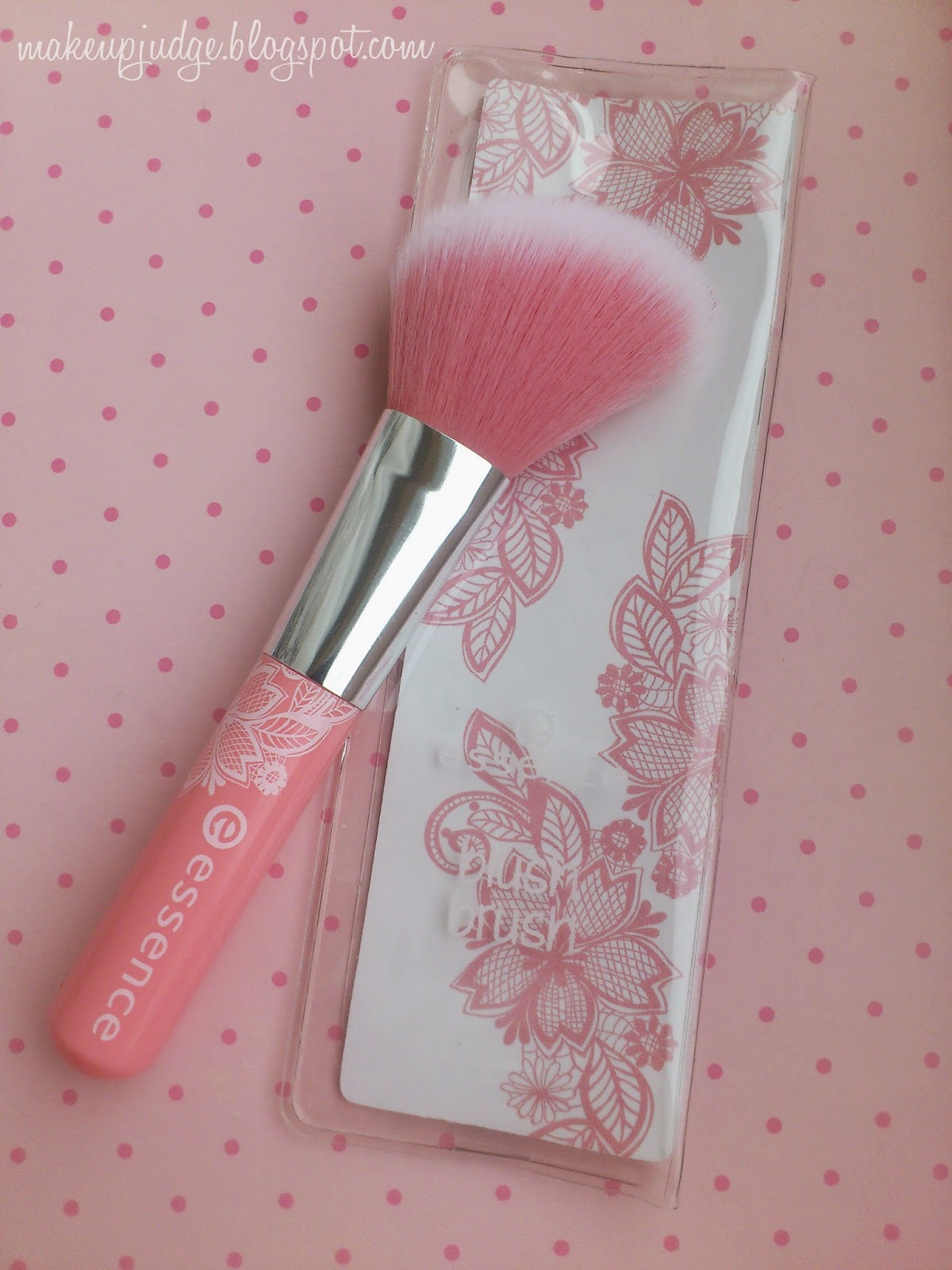 NEW ESSENCE BLUSH BRUSH Make up Judge
