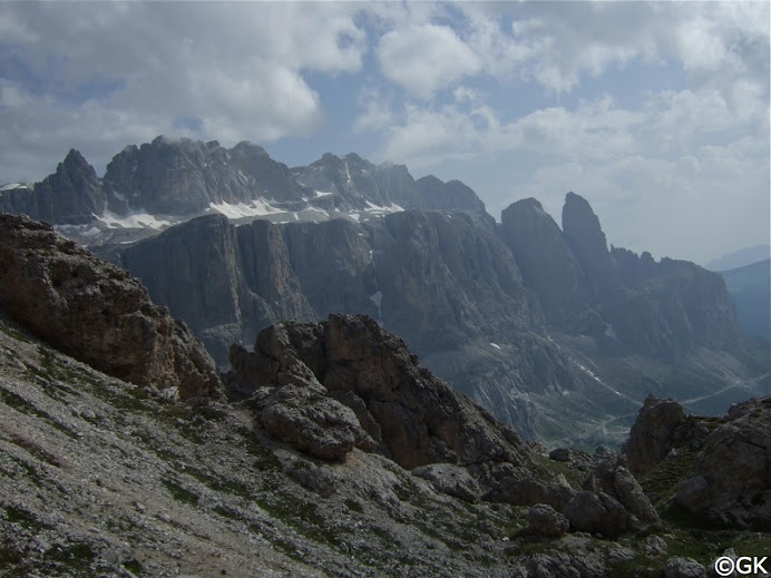 Der Abstieg zum Grödnerjoch führt durch große Felstrümmer und schroffe Felswände