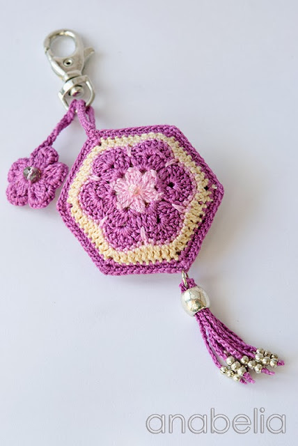 Crochet african flower keychain by Anabelia