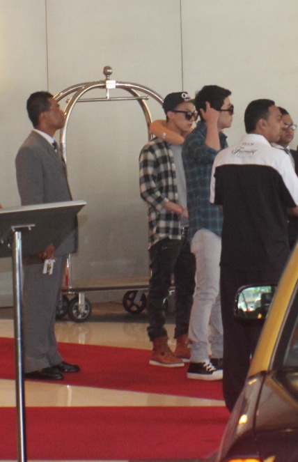 [Vid/Pics] GD&TOP y Seungri dejando Singapur a Malaysia Picture+5
