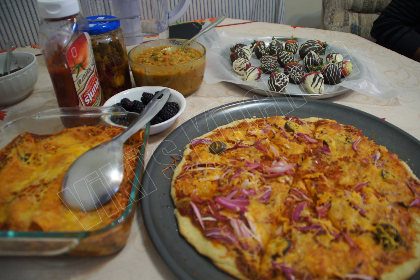 Viki 's Kitchen Chocolate dipped strawberry (microwave method)