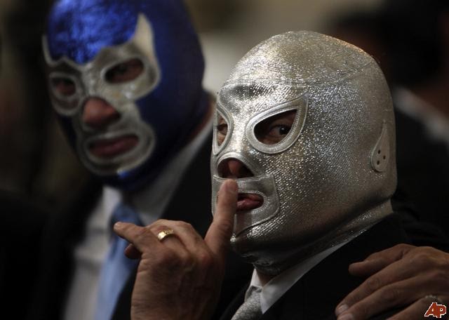 Jesse Contra Los Luchadores: Hijo del Santo threatens to sue...