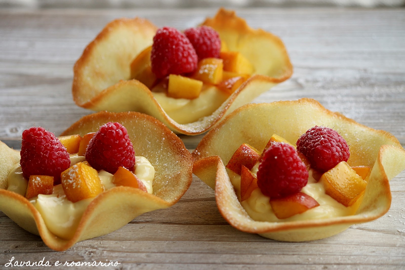 Cialde con frutta e gelato