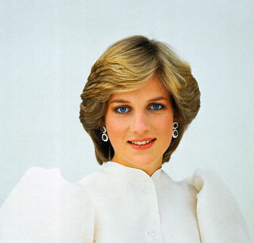 Saudi+Royals%2527+Wedding+Gifts+to+British+Royals-Diana+Sapphire+and+diamond+earrings-design+from+the+suite%2527s+watch.jpg