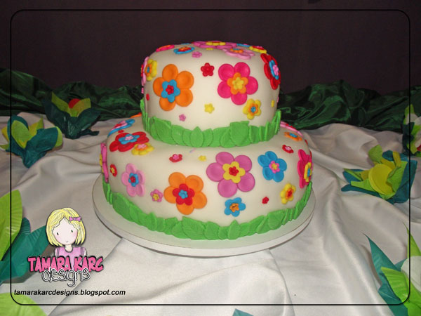 Cupcakes de baunilha com recheio de brigadeiro e decorado com pasta Cupcakes de baunilha com recheio de brigadeiro e decorado com pasta