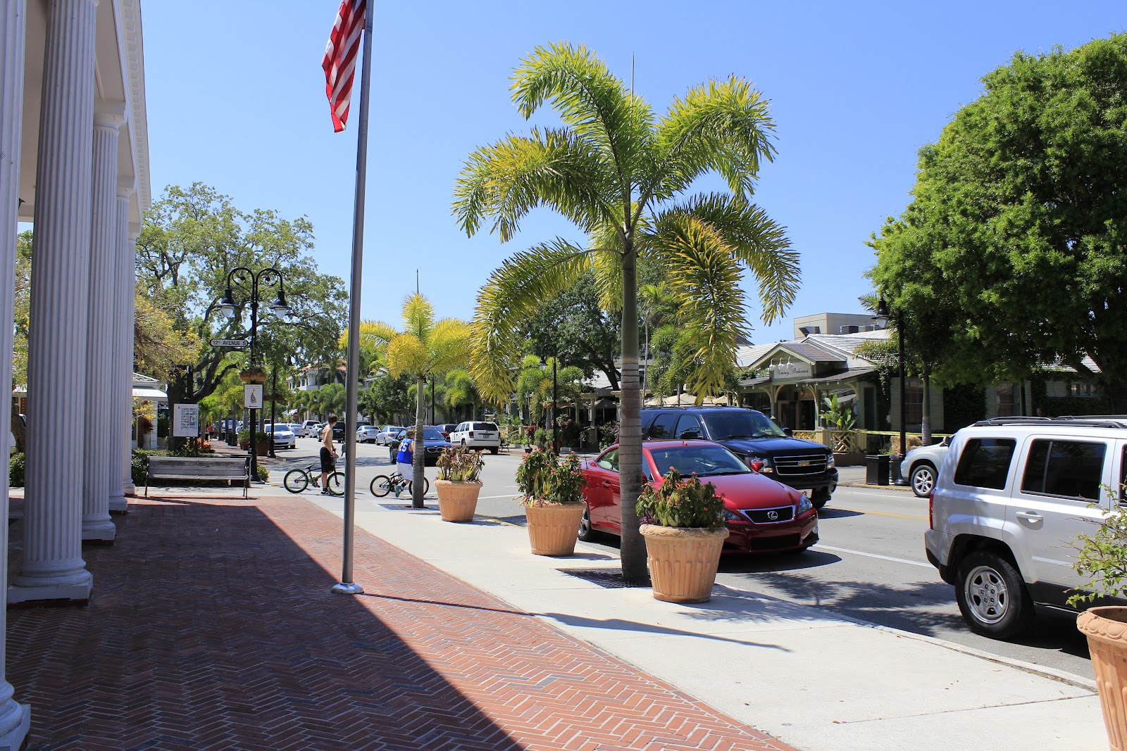 figs flowers food NAPLES, FLORIDA 3RD ST. AND 5TH AVENUE