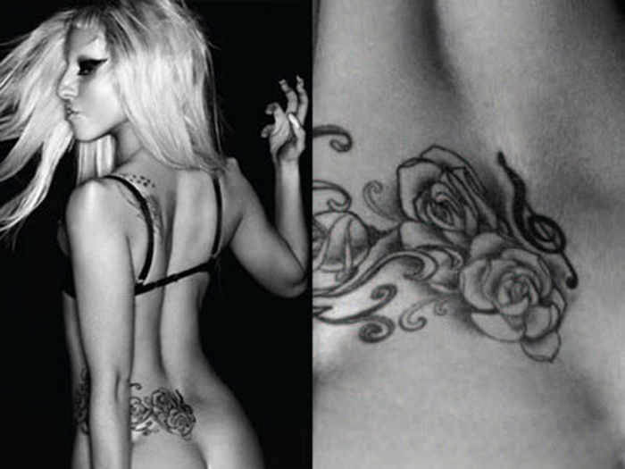 Шикарная блондинка показывает большую татуировку на боку