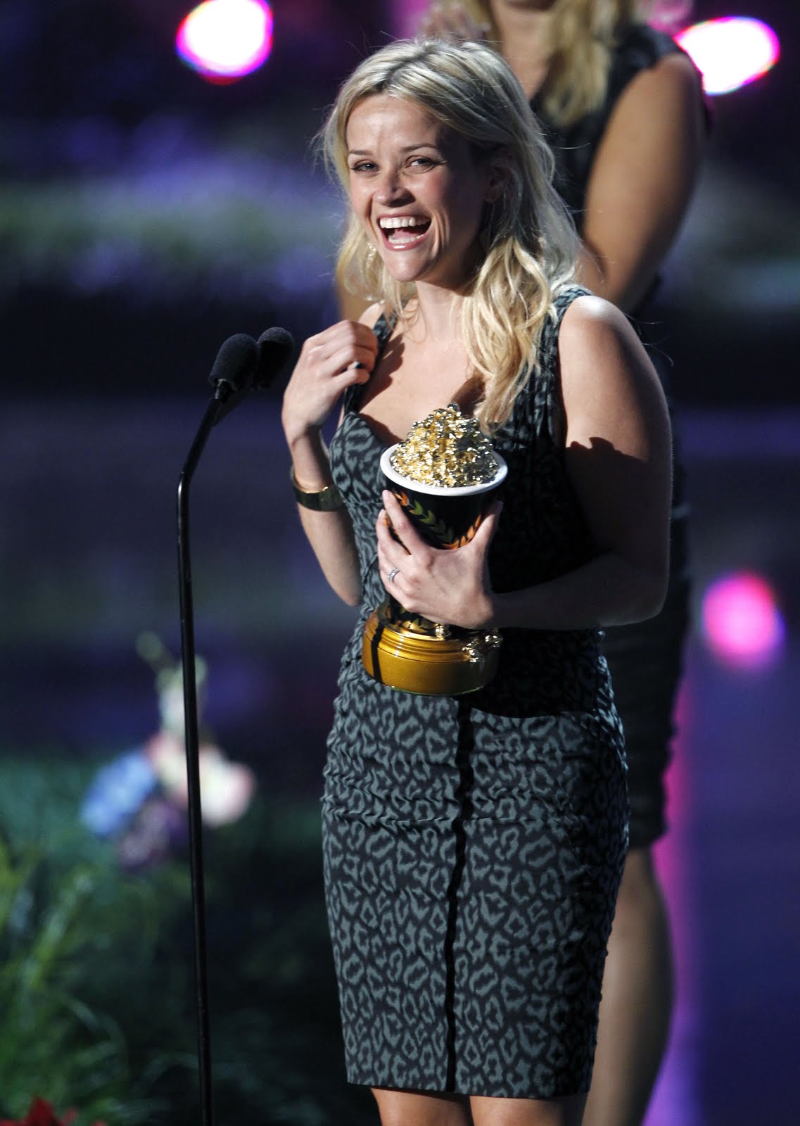 http://1.bp.blogspot.com/-FlL2ScEPV6c/TexOKbn1CZI/AAAAAAAA_os/XAMnh-95J3U/s1600/ReeseWitherspoon2011mtvMovieAwards-2.jpg