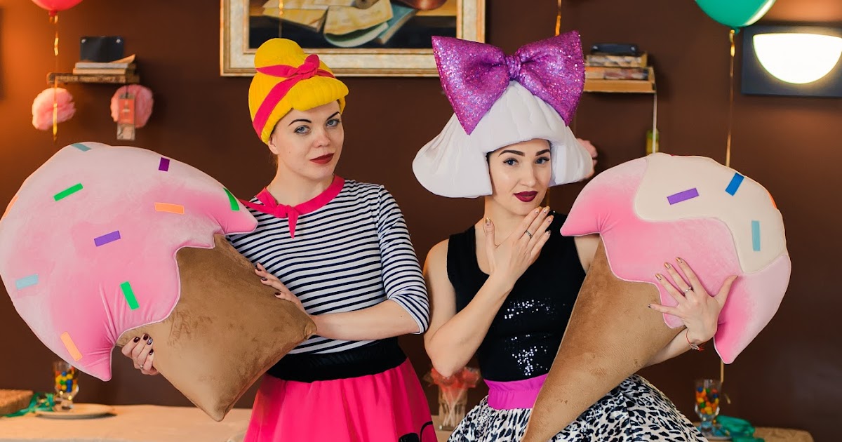 Счастливая голенькая куколка празднует днюху Счастливая голенькая куколка празднует днюху