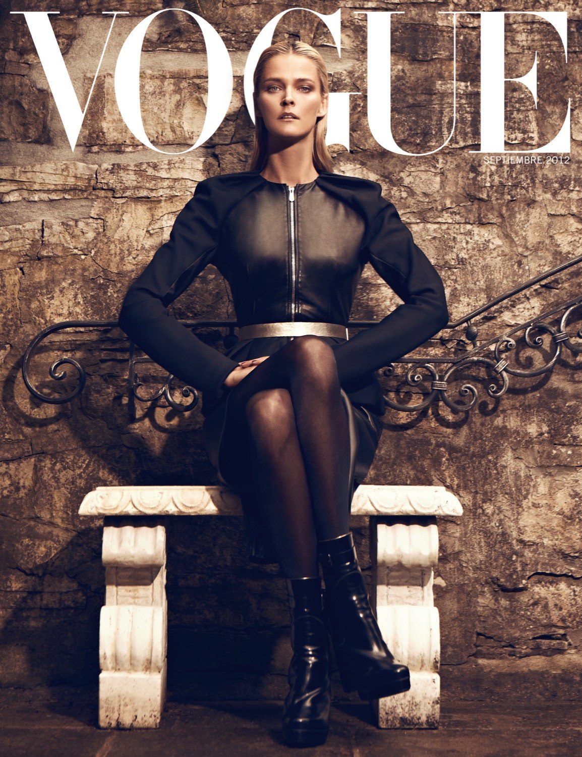 FOTOUUDIS  KUUM VÄRK! Carmen Kass poseerib Vogue'i esikaanel riieteta