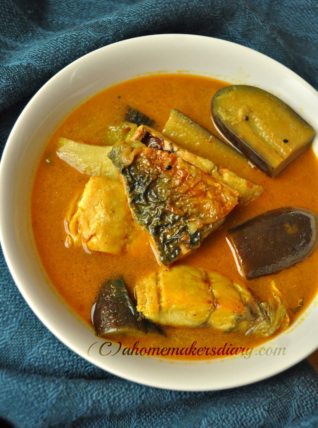 Mackerel Macher Sorshe Jhal, AluBegun die (Mackerel fish in light