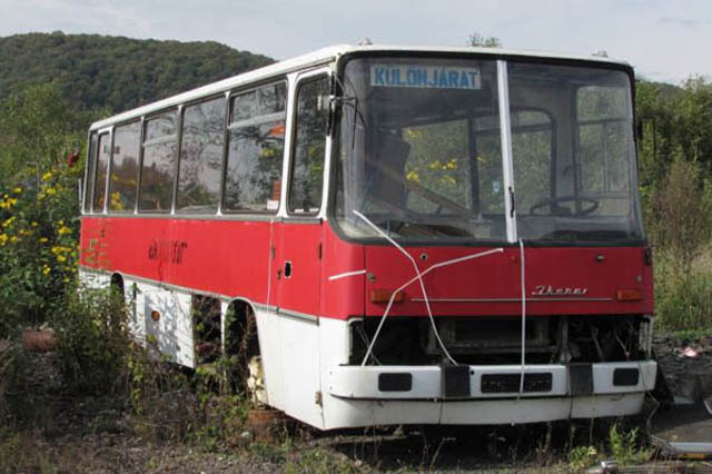 Sucata de ônibus vira escritório moderno