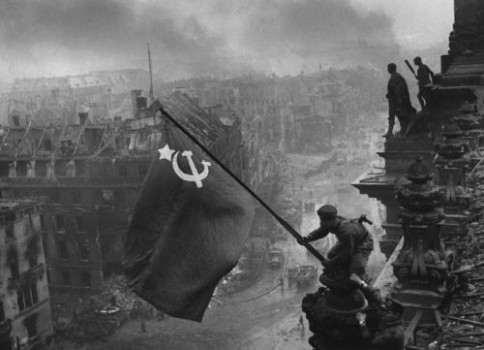 reichstag_flag_and_the_fall_of_berlin-484x350.jpg