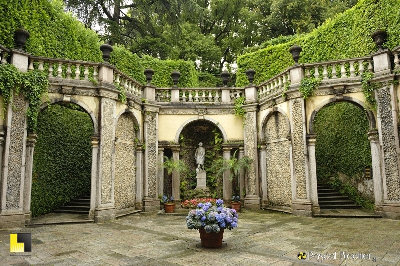 la petite cour avant le jardin d'isola bella photo pascal blachier