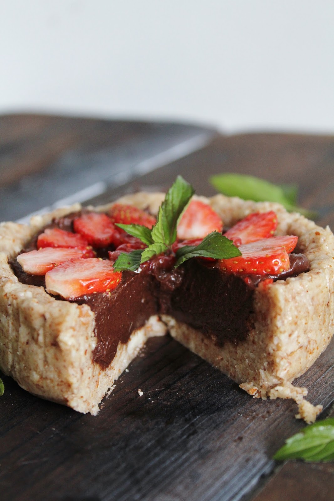 This Rawsome Vegan Life STRAWBERRY & CHOCOLATE BUTTERCREAM TART