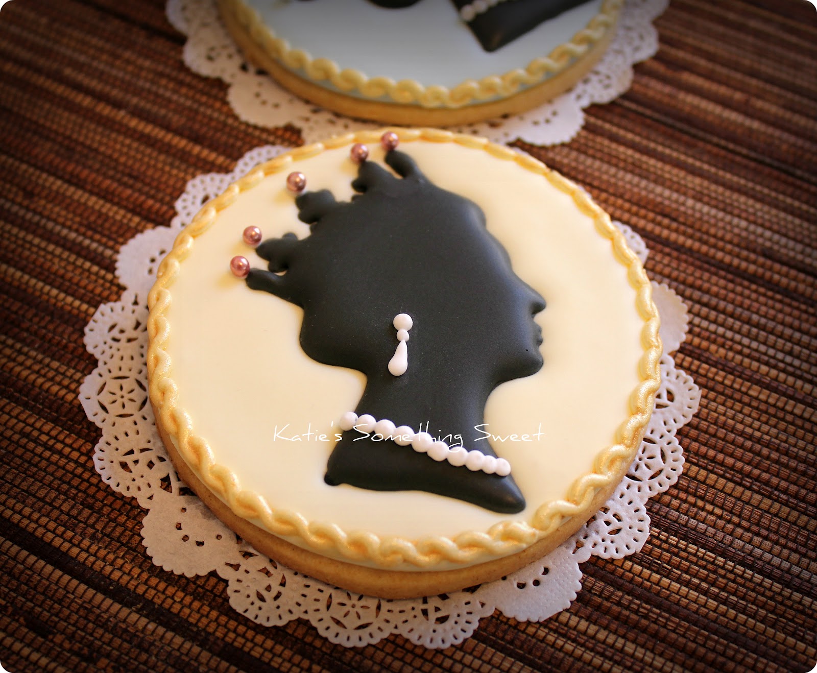 {Katie's Something Sweet} Queen Elizabeth II Cameo Cookies