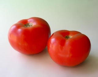 memutihkan wajah dengan tomat