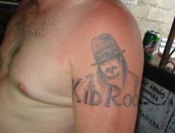 espantoso tatuaje de kid rock