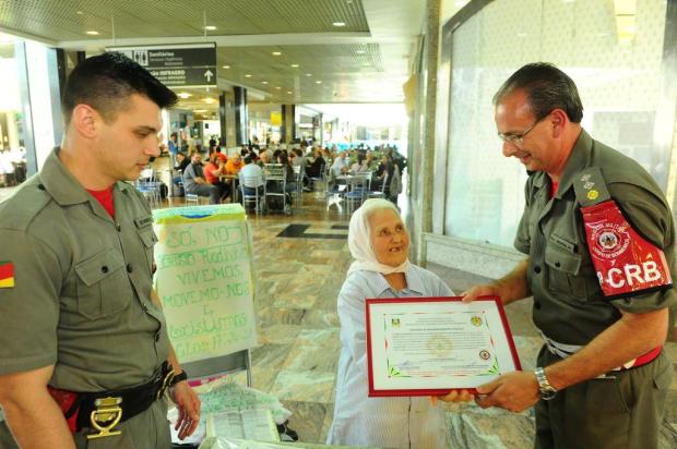 Que belo exemplo! Malafaia, empresta o seu avião? Missionária de 79 anos viaja de aeroporto em aeroporto pregando a Palavra de Deus.   Missionaria+corpo+de+bombeiros