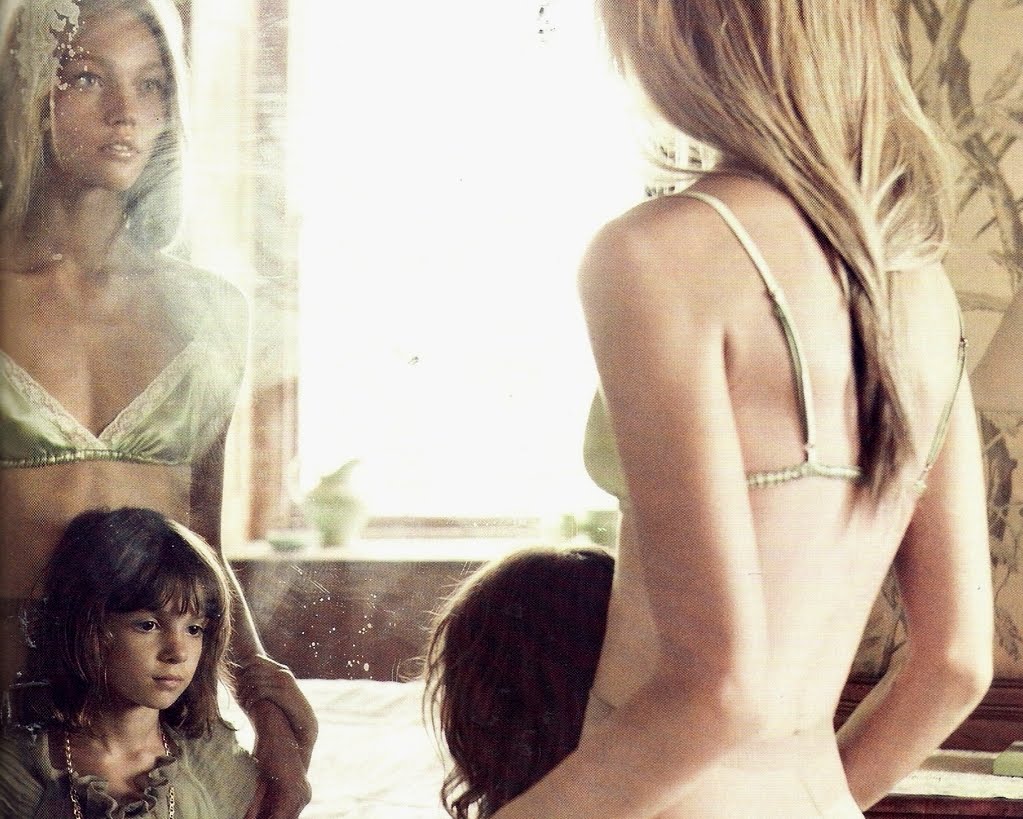 Саша Пивоварова опять разделась и ее сиськи украсили множество фотографий Саша Пивоварова опять разделась и ее сиськи украсили множество фотографий