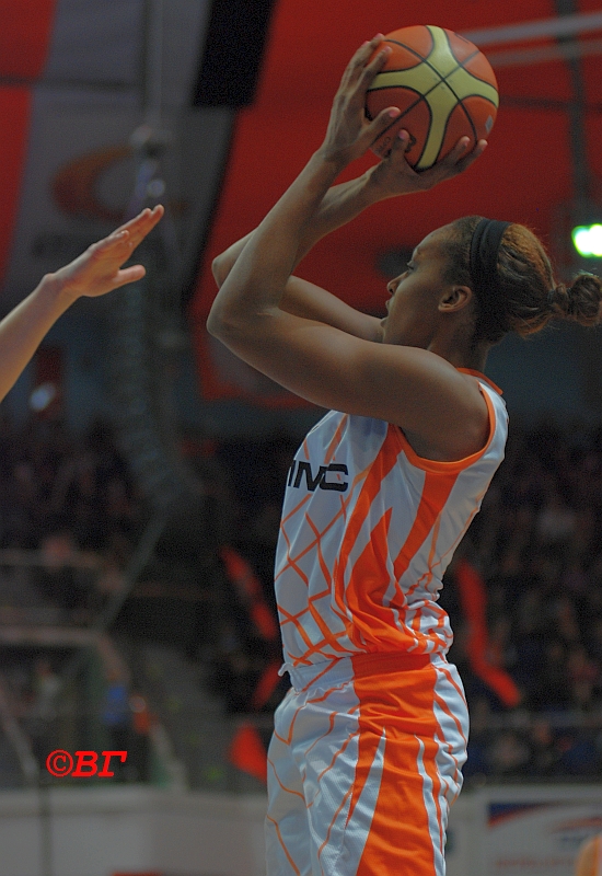 Сандрин Груда бросает по кольцу