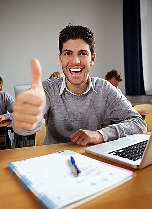 foto de un chico contento por conocer las estrategias para preparar el speaking exam del First Cercificate
