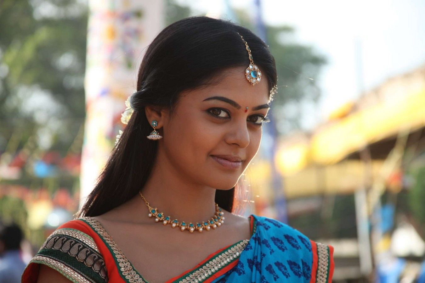 Bindu Madhavi in Saree Bindu Madhavi in Saree