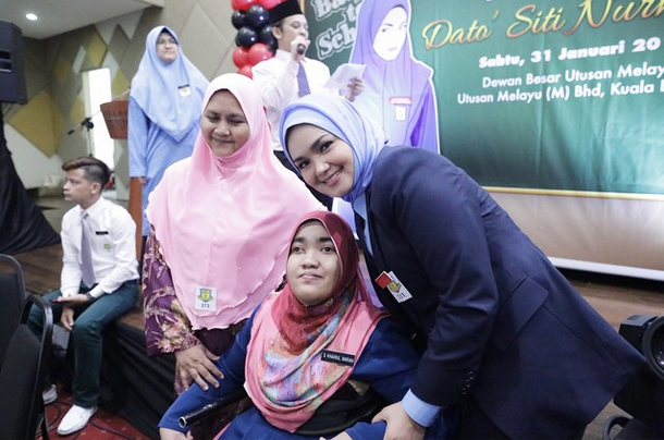 Gambar Datuk Siti Comel dengan Pakaian Pengawas Gambar Datuk Siti Comel dengan Pakaian Pengawas