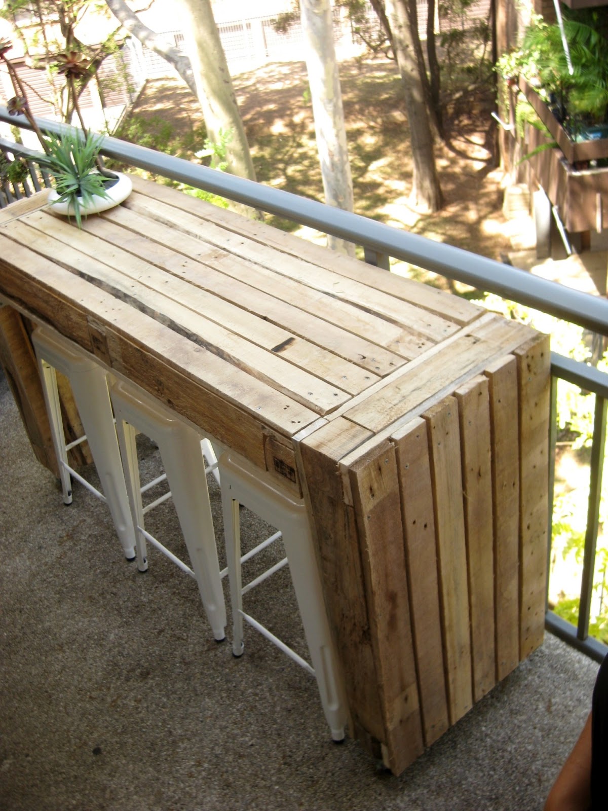Custom balcony table made of pallets Ecocentric