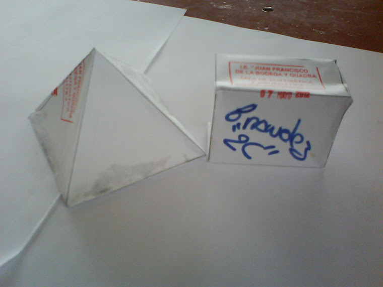 Modelos en papel de tetraedro y prisma