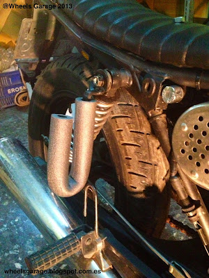 Longboard motorcycle rack - Honda CB 250 "Cheap Tracker" - Wheels Garage 