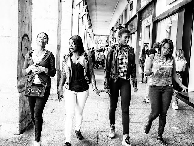 Paseando el dia del Pilar - People - El público