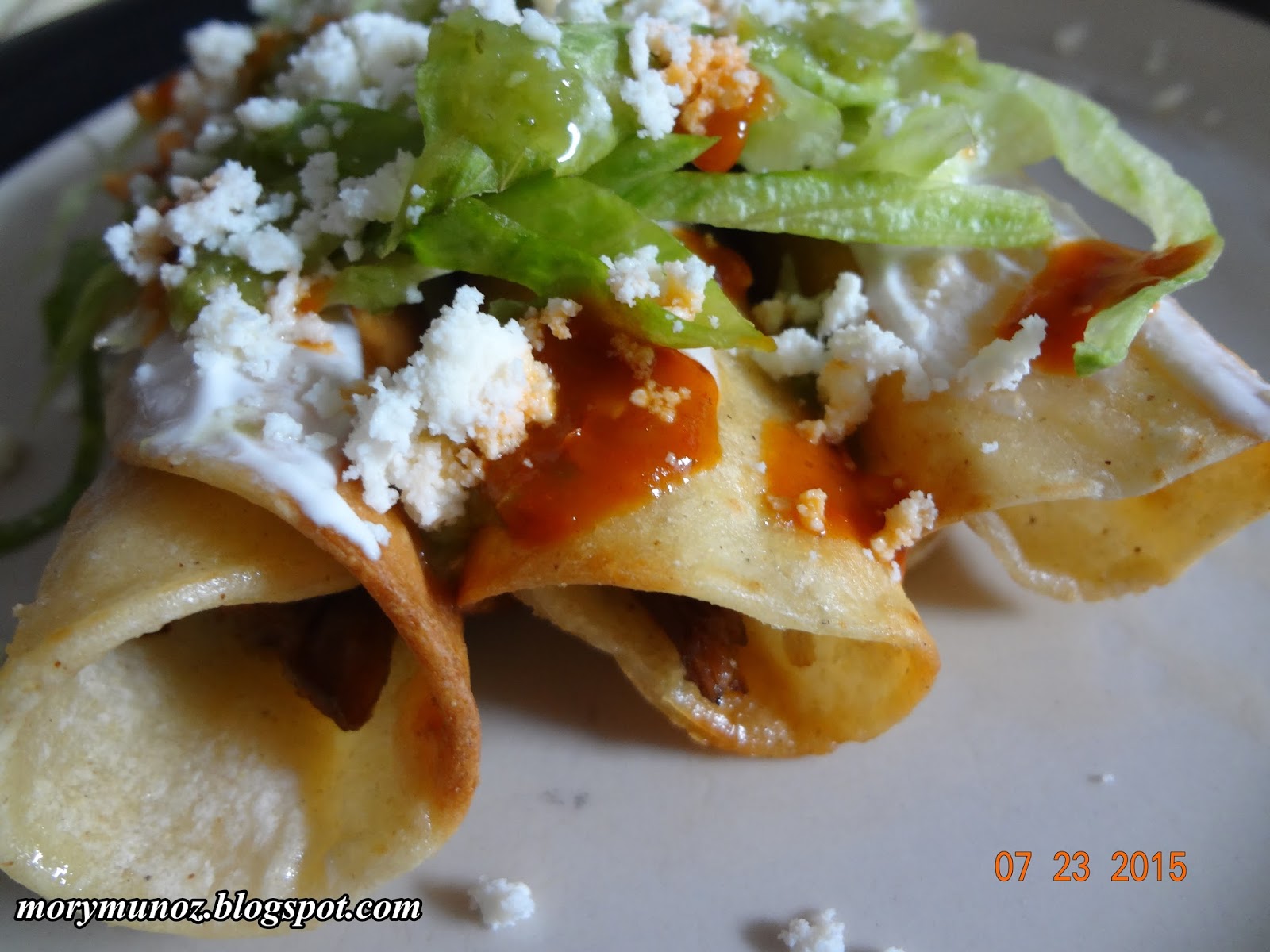 Recetas de cocina con Mory Flautas de carne deshebrada / tacos dorados