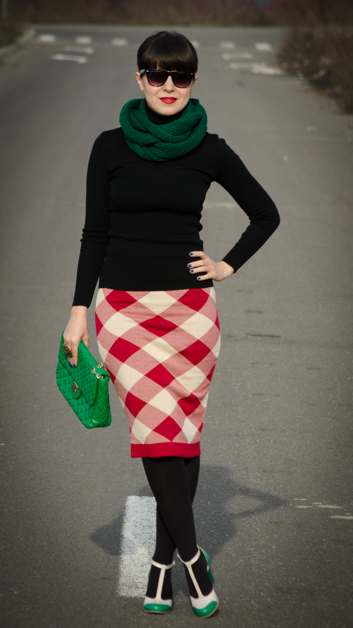 red checkered pencil skirt checkers black turtleneck green scarf bag handbag nude & green high heels tina R koton Christmas look outfit